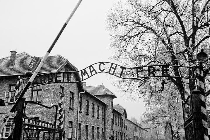 archive noir et blanc entrée Auschwitz Birkenau