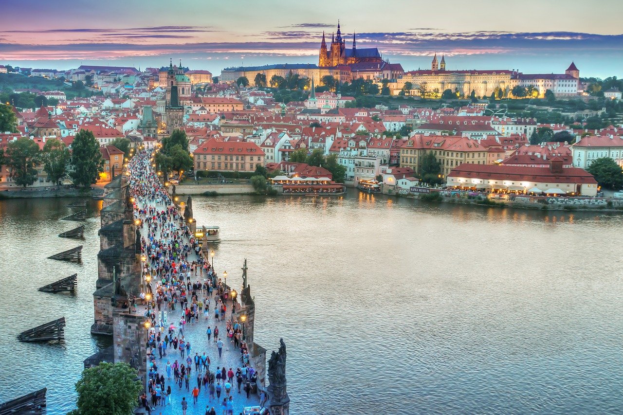 Prague vue aérienne de la ville au coucher de soleil