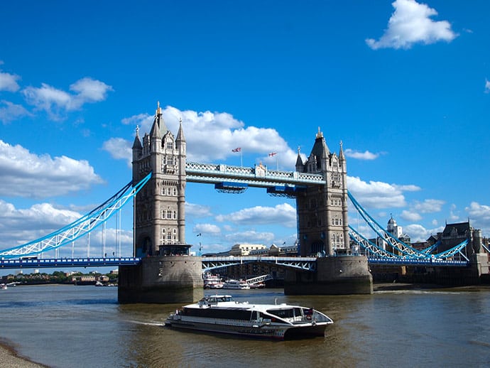 Tower bridge traversant la Tamise à Londres Architecture incontournable