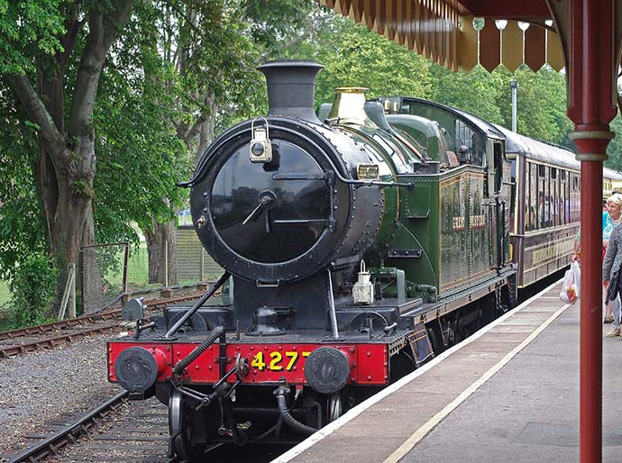 Train à vapeur de Dartmouth dans une gare Angleterre