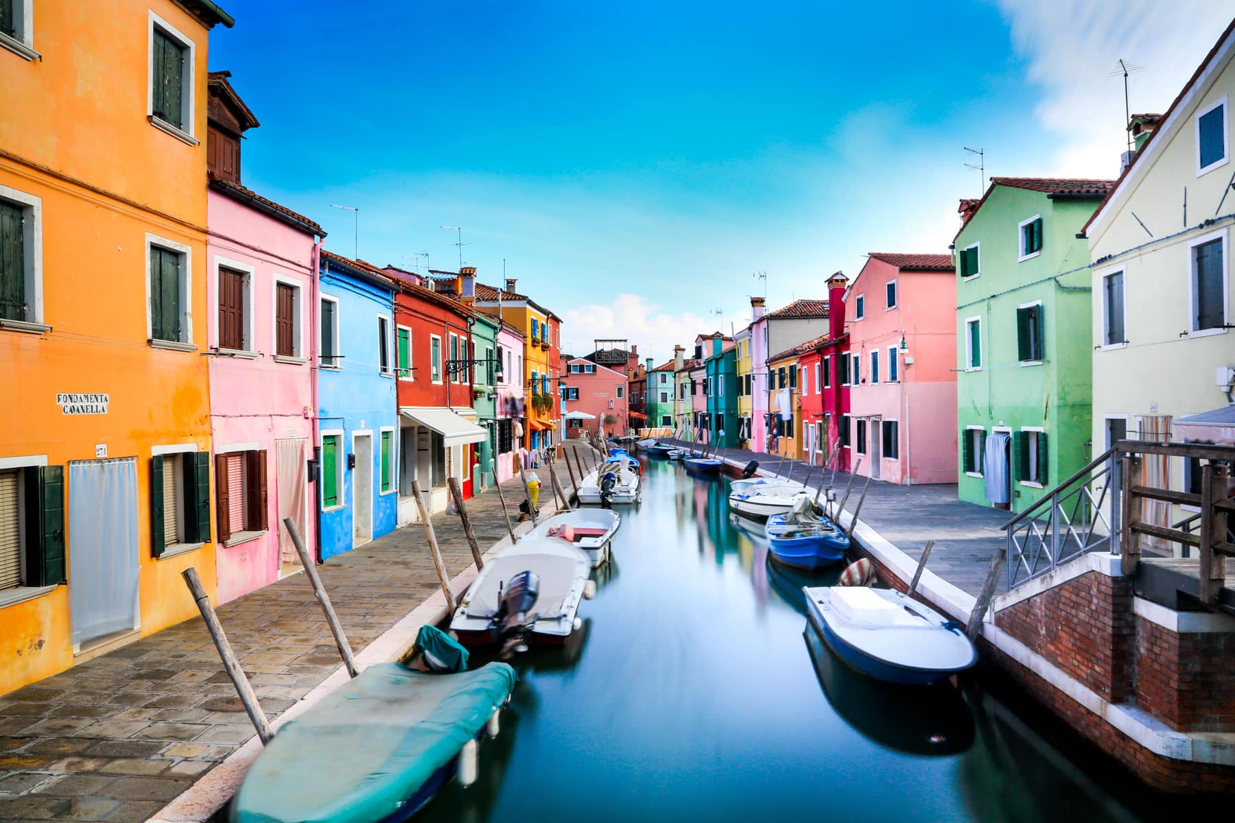 Canal de venise et ses habitations colorées