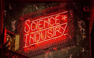 Musée de la science et industrie de Manchester neon rouge