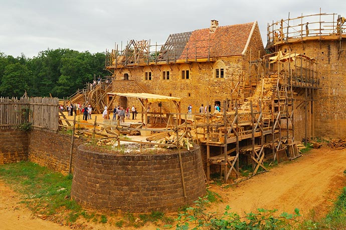 Construction chateau medieval guedelon