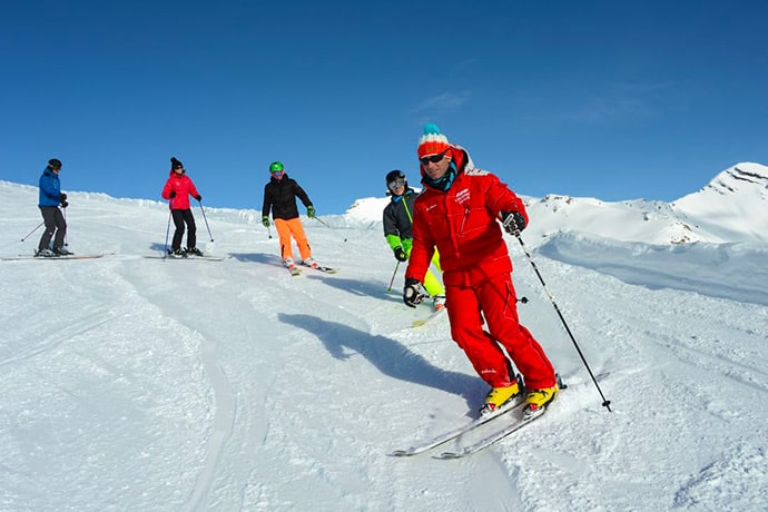 Cours de ski alpin avec moniteur en voyage scolaire