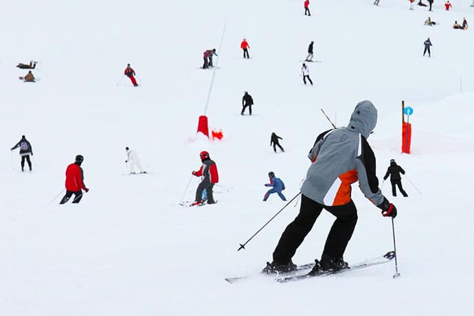 Initiation au ski alpin en voyage scolaire en Auvergne