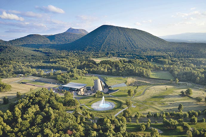 Vue aérienne Vulcania en Auvergne