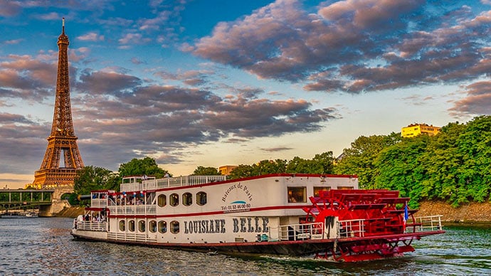 Bateau de croisière sur la Seine face à la tour Eiffel