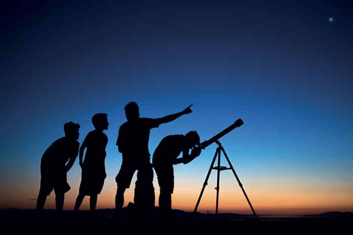 Groupe observation étoiles avec téléscope