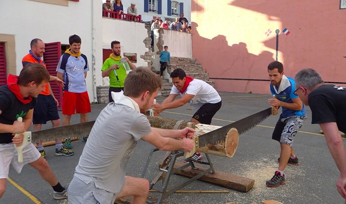 Initiation aux jeux traditionnels de force basque en challenge de rentrée