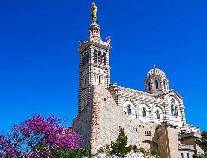Montée à pied a Notre-Dame de la Garde en voyage scolaire à Marseille