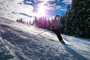 Enfant descente piste de ski