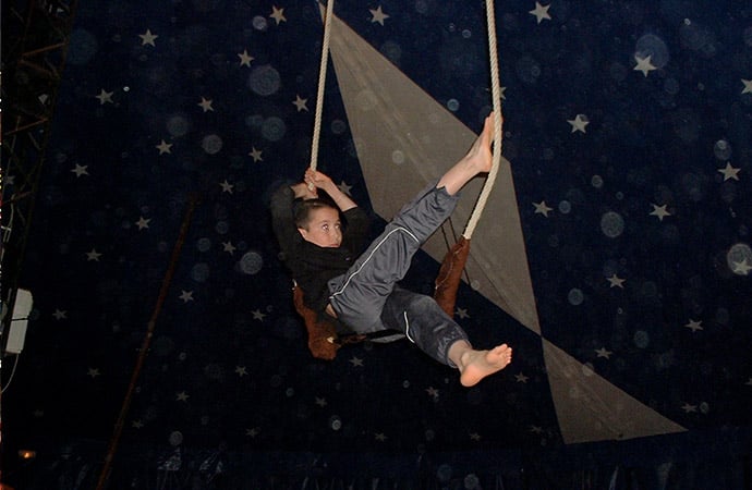 Image activité-cirque-enfant Arts du cirque Classe de découverte Côté Découvertes