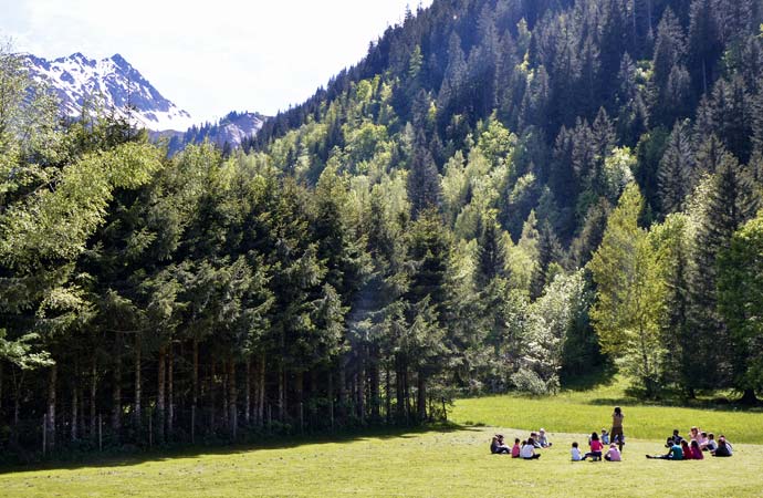 Enfants activité nature en montagne