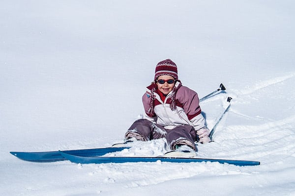 Enfant ski tombé neige