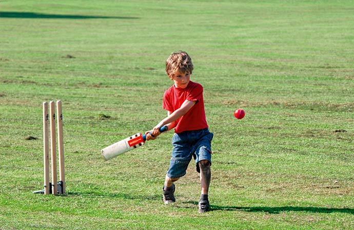 Image activité-sportive-cricket-enfant Voyage scolaire Classes sans frontières Côté Découvertes