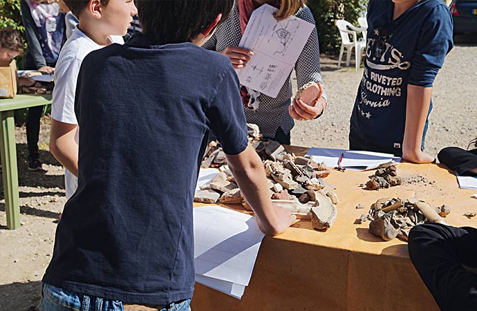 enfants activité archéologie classe découvertes