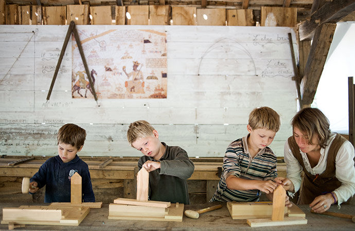 atelier bois enfants moyen-âge classe découvertes