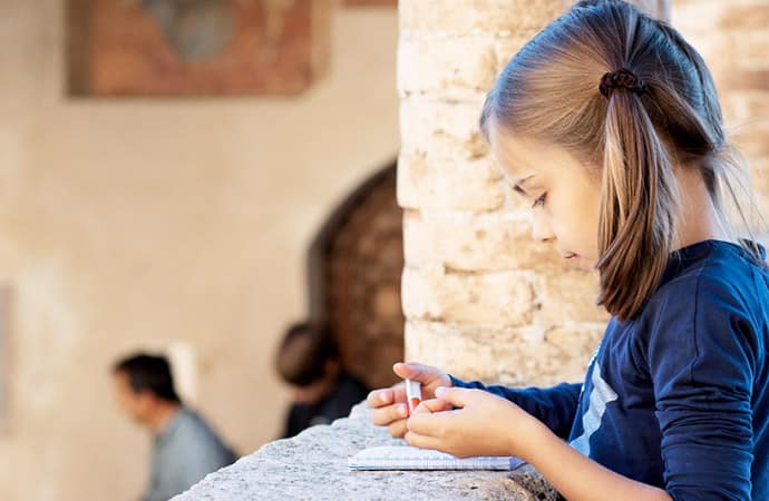 Image atelier-écriture-enfant Classe de découverte Côté Découvertes