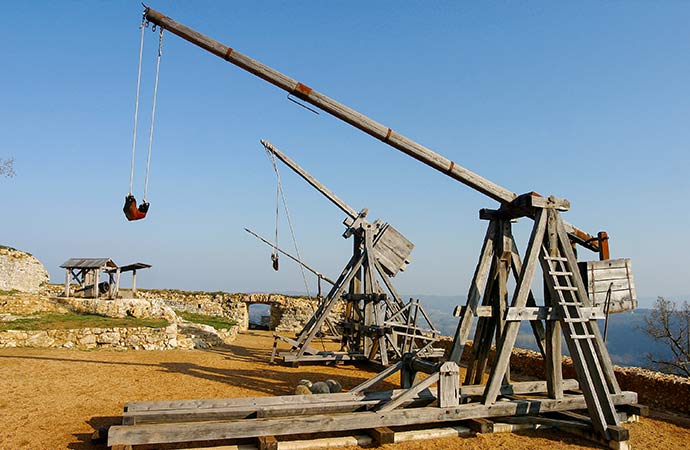 castelnaud catapulte histoire châteaux moyen-âge