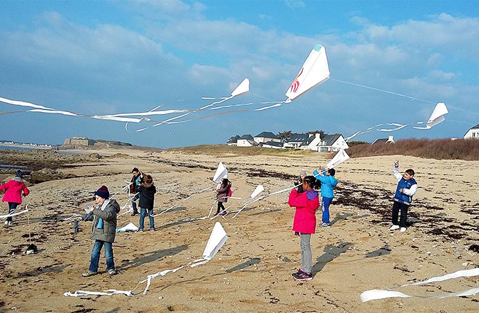 Image cerf-volant-plage-enfant Classe de découverte Côté Découvertes