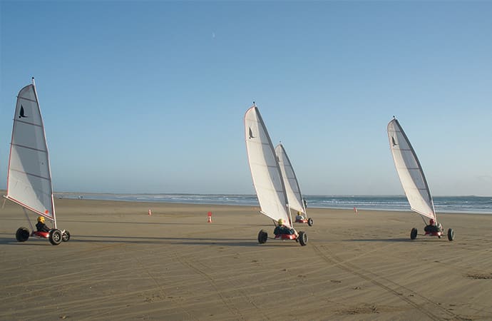 Séance de char à voile sur la plage d'Oléron : classe de mer Côté découvertes