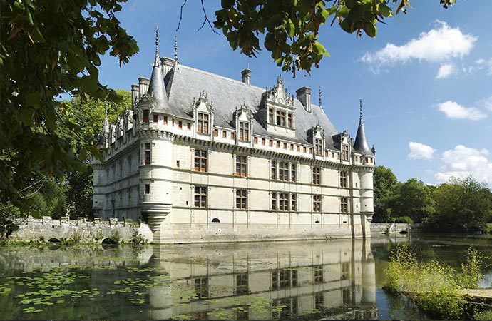 Vue extérieur château-Azay-le-Rideau au bord de l'eau