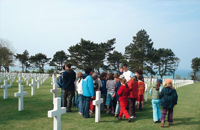visite enfants colleville-cimetiere seconde guerre mondiale