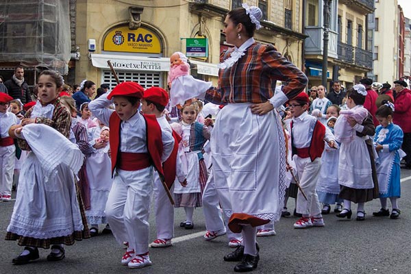 Image costume-traditionnel-basque Classe de découverte Côté Découvertes