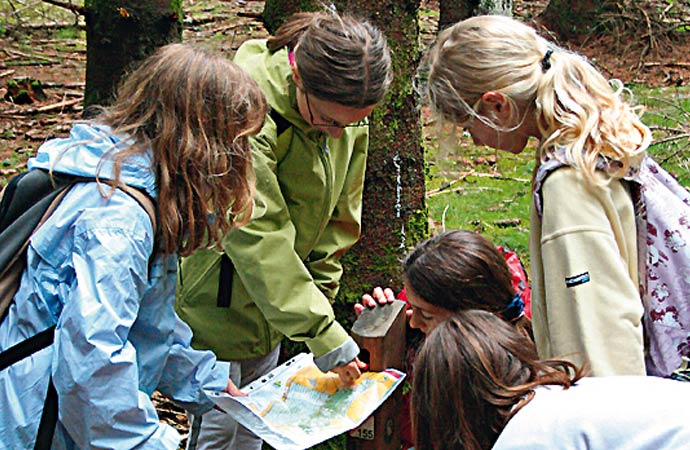 Élèves carte orientation forêt