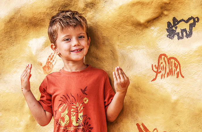 enfant atelier grotte lascaux peinture préhistoire