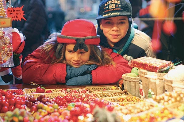 Image enfant-confiserie-noel Classe de découverte Côté Découvertes