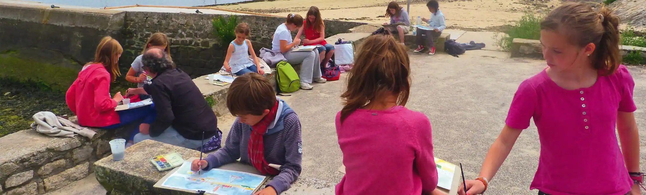 Activité peinture du paysage de bord de mer pendant la classe de mer