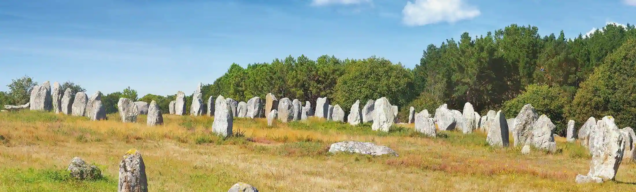 Tumulus de gavrinis visiter pendant la classe de mer en Bretagne