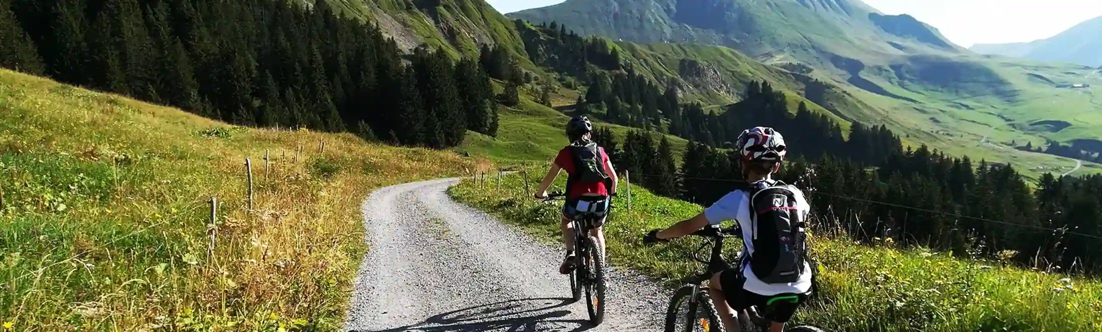 Activité VTT avec les élèves pendant la classe verte à la montagne