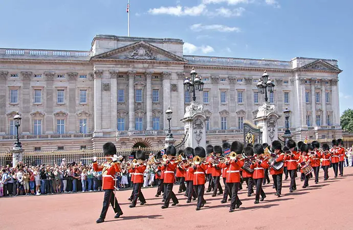 Image londres-buckingham-palace-parade Voyage scolaire Classes sans frontières Côté Découvertes