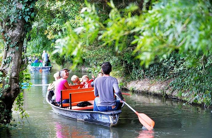 Image marais-poitevin-barque Classe de découverte Côté Découvertes