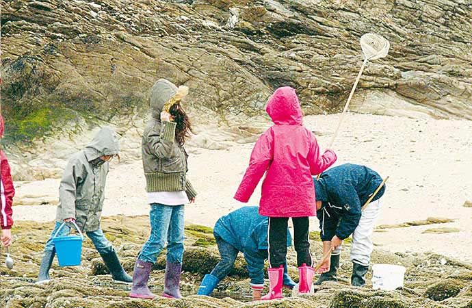 Enfants pêche à pied sur les rochers