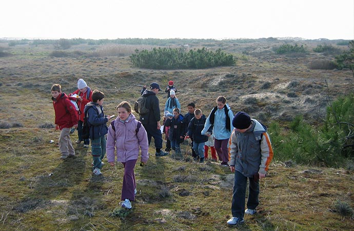 Image promenade-dune-enfants Classe de découverte Côté Découvertes