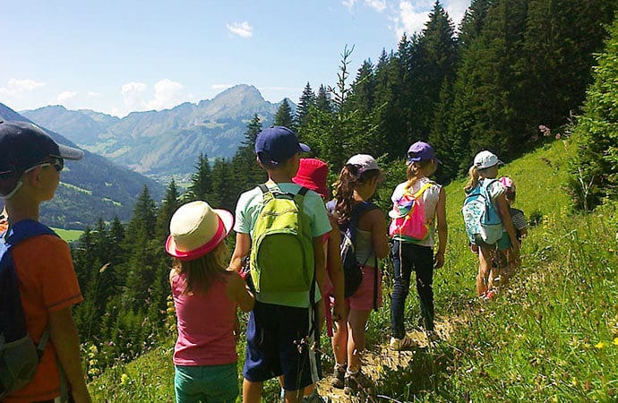 Image randonnée-haute-savoie-enfants Classe de découverte Côté Découvertes