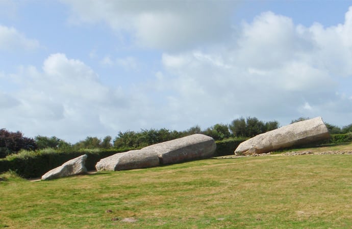 Image site-mégalithique-locmariaquer Morbihan Classe de découverte Côté Découvertes