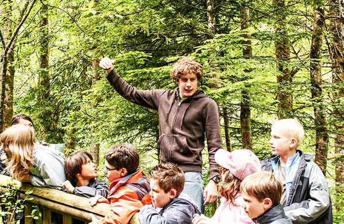 animateur et élèves en forêt