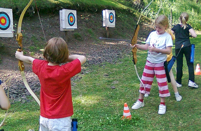 activité initiation tir à l'arc enfants classes découvertes