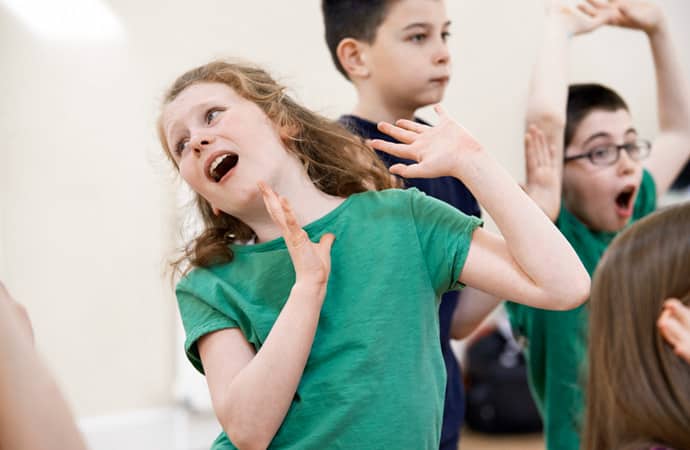 Image théâtre-enfants-jeu Classe de découverte Côté Découvertes