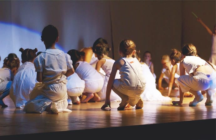 Image théâtre-jeux-scène théâtre et milieu marin Morbihan Classe de découverte Côté Découvertes