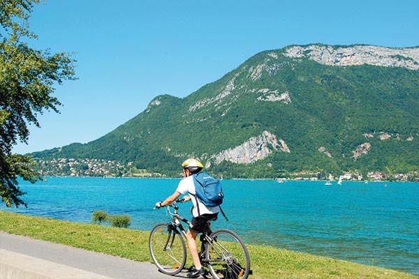 enfant en vtt au bord du lac d'annecy