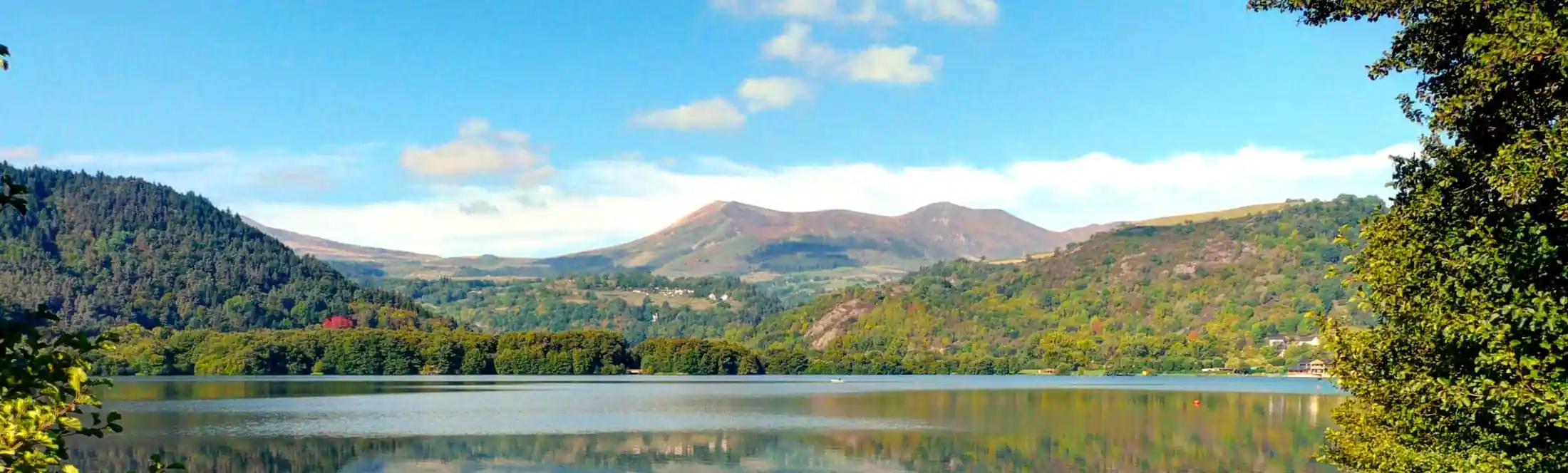 vue sur le lac en classe de découvertes de l'Auvergne