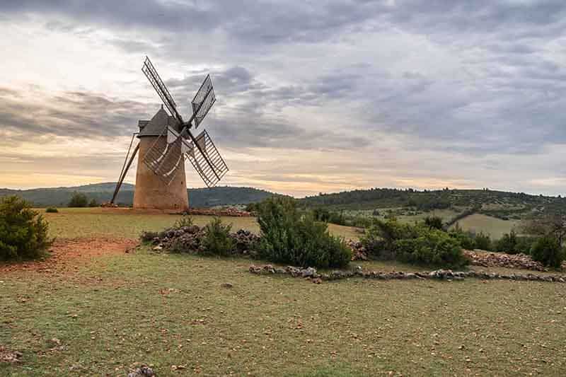 Moulin du Rédounel lors d'une visite guidée de la Couvertoirade en voyage scolaire