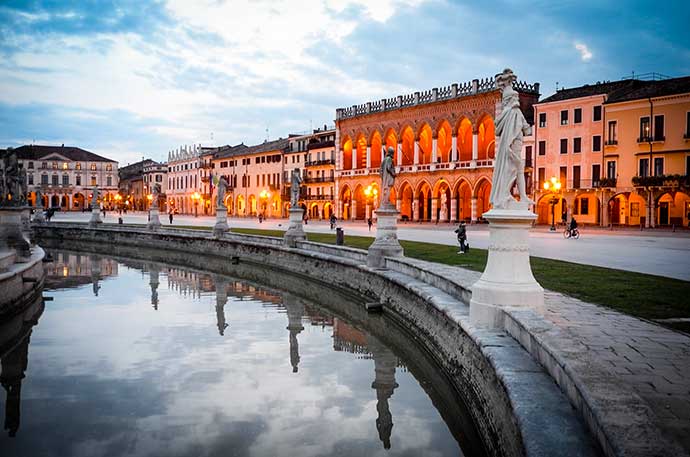 Place Prato della Valle à Padoue en Italie