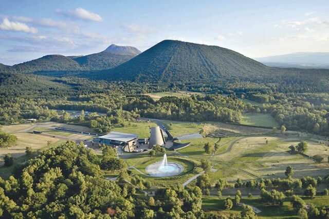 Vue aérienne Vulcania en Auvergne