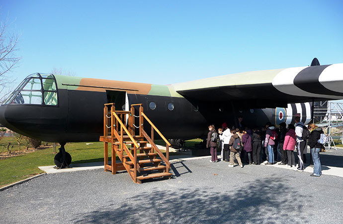 Image activité-enfant-seconde-guerre-mondiale Classe de découverte Côté Découvertes